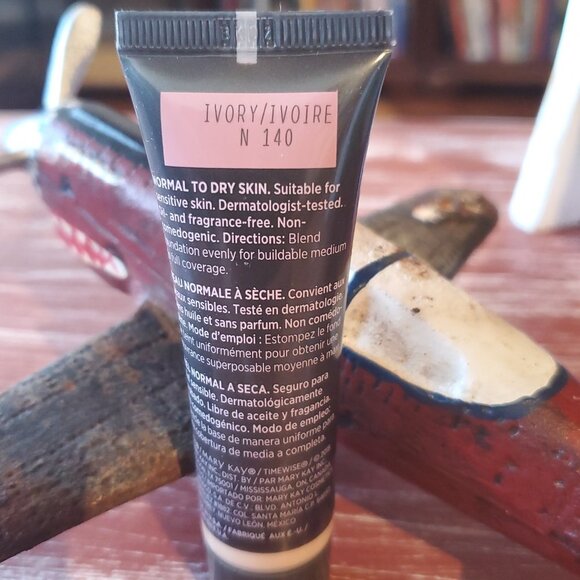 Ivory N 140 (Neutral) Luminous 3D Foundation Normal to Dry Skin TimeWise® - Picture 3 of 4